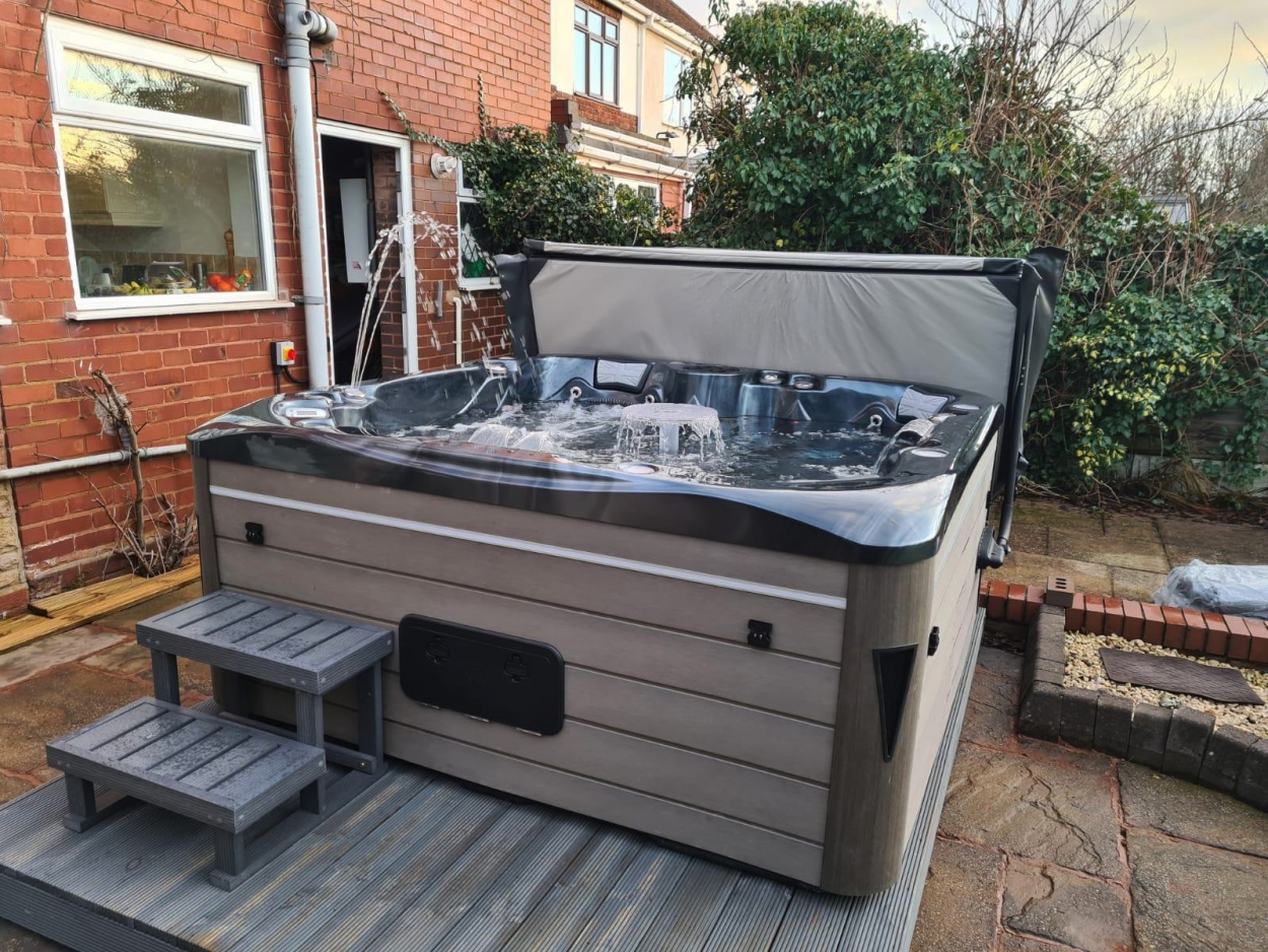 Balmoral Hot Tub™️ - Hot Tubs & Swim Spas Warwickshire